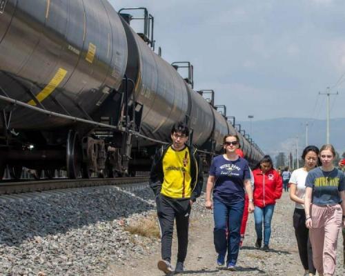 economists and red cross members at the us-mexico border