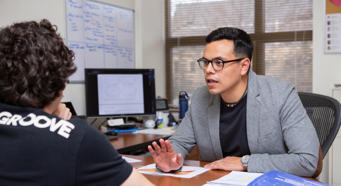 Javier Pérez Sandoval and Carlos Basurto working on research