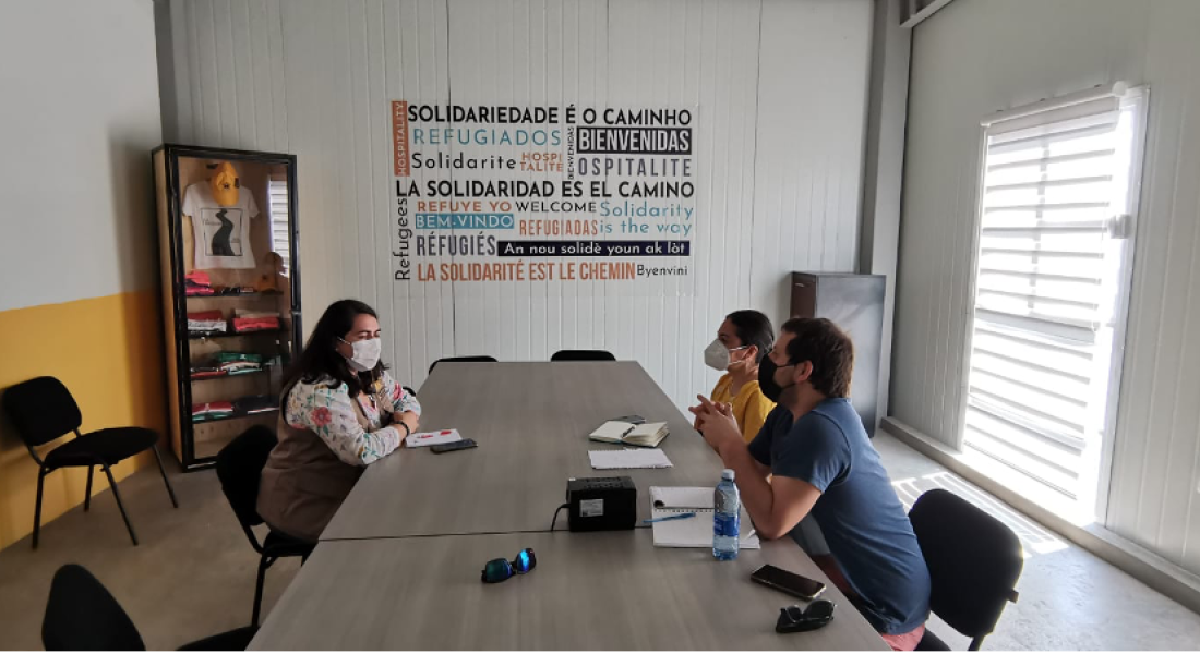 Córdova and Skigin meeting with the director of a shelter in Tapachula, Chiapas.